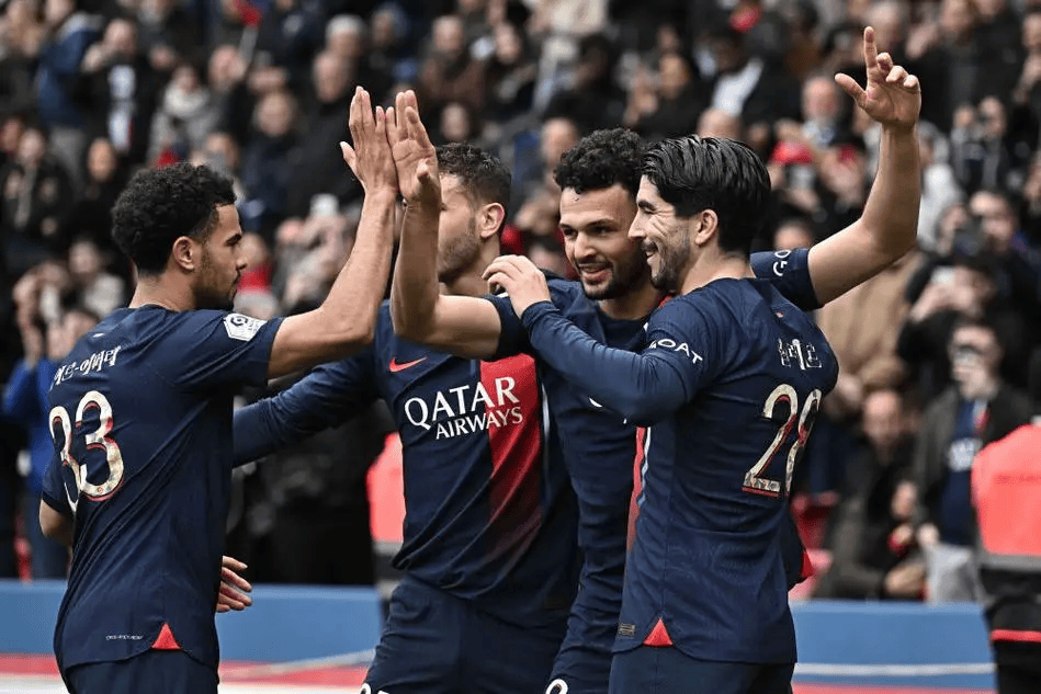 她还积极参 她还积极参